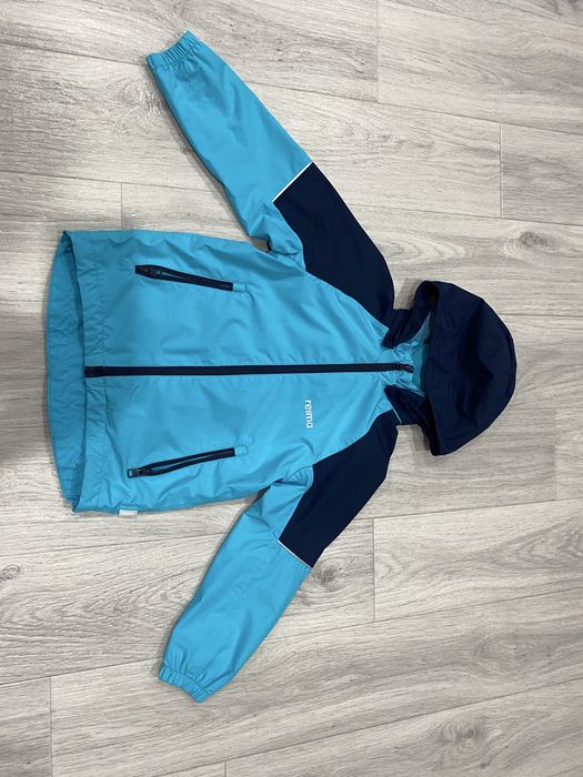 Продам ветровку на мальчика .