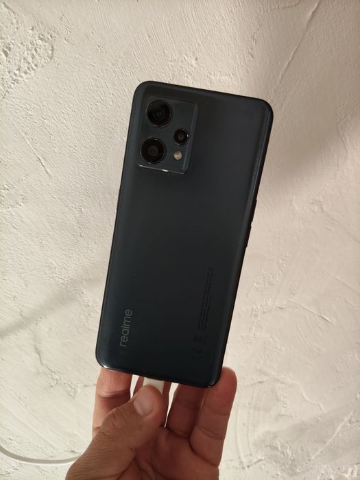 Смартфон realme в хорошем состоянии
