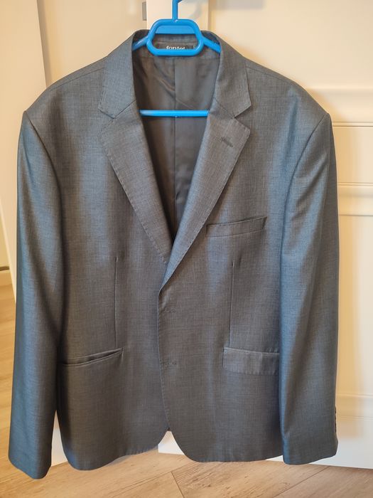 Vând costum bărbătesc de ocazie