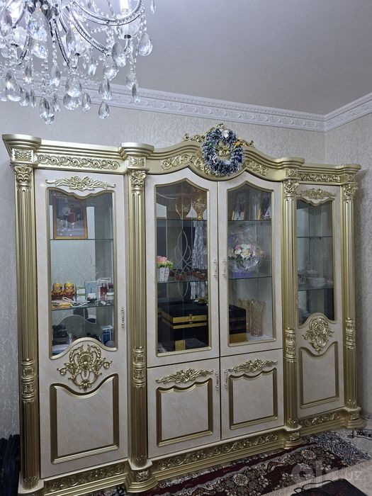 Сервант с 4 витринами