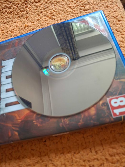 Продавам PlayStation 4  конзола 500 GB с 2 контролера и 1 игра