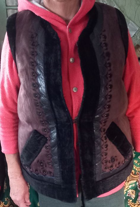 Vând vestă blană țărănească  veche de colecție - 550 lei