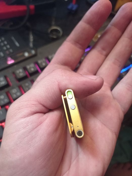 Apple MP3 a1373  auriu