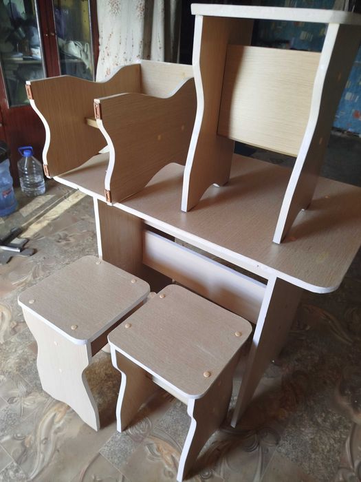 Стол и четыре стула