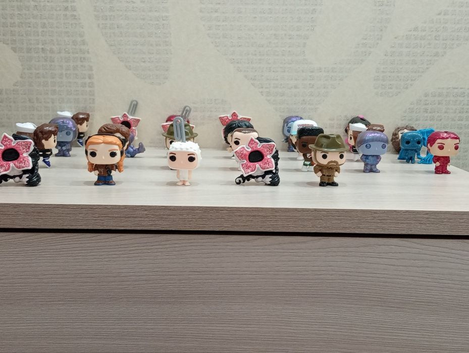 Продаю фигурки очень странные дела