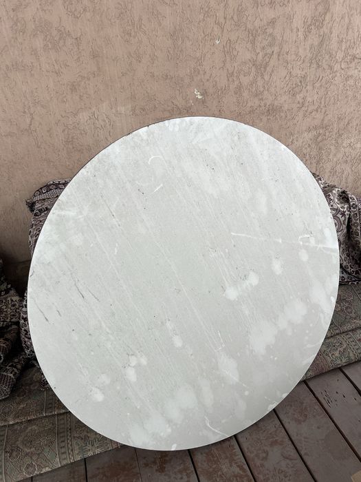 Стол круглый белый.