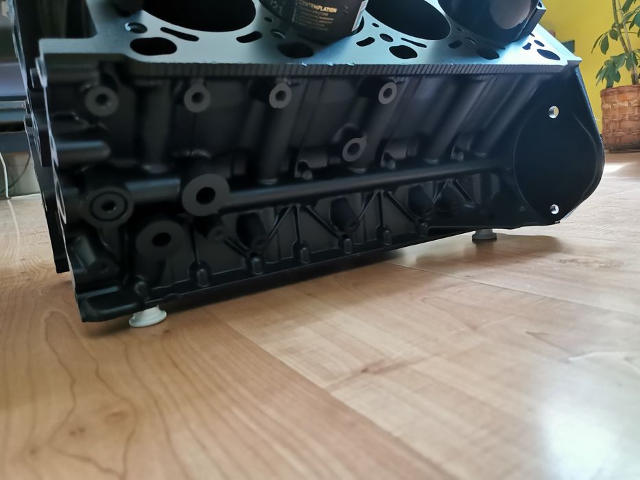 Холна маса от V образен блок на двигател