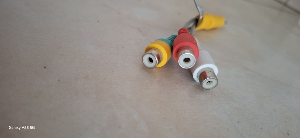 Cablul este un adaptor audio-video Samsung BN39-02189A (DC la RCA).

P
