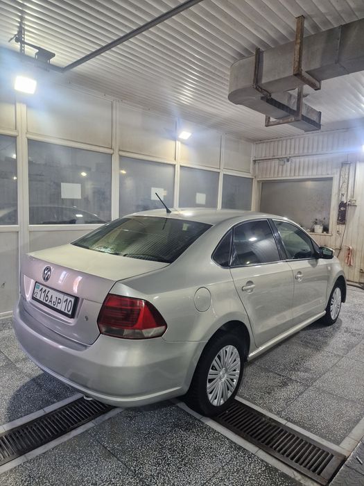 Volkswagen      polo