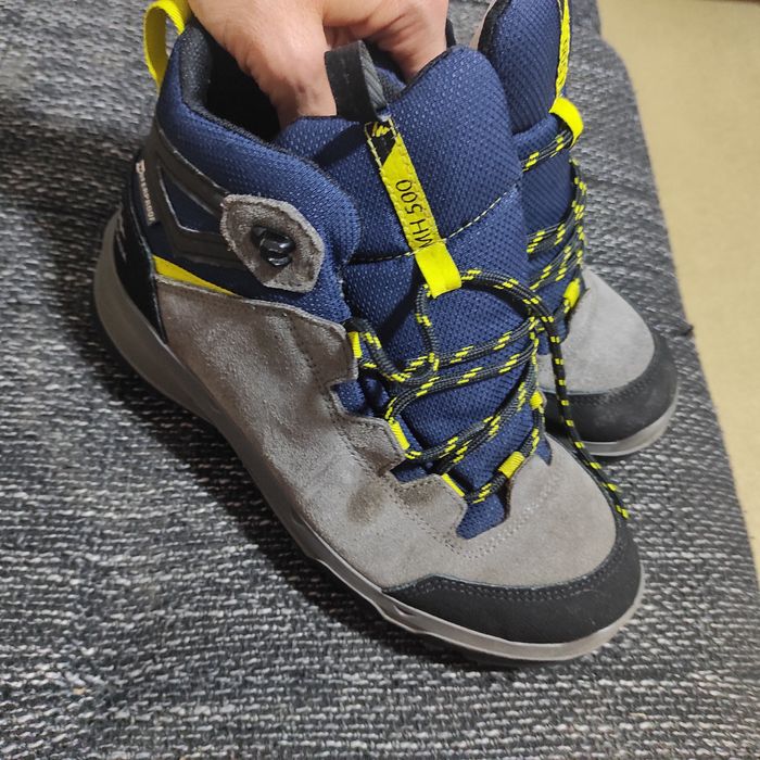 Vând bocanci waterproof quechua  marimea 37