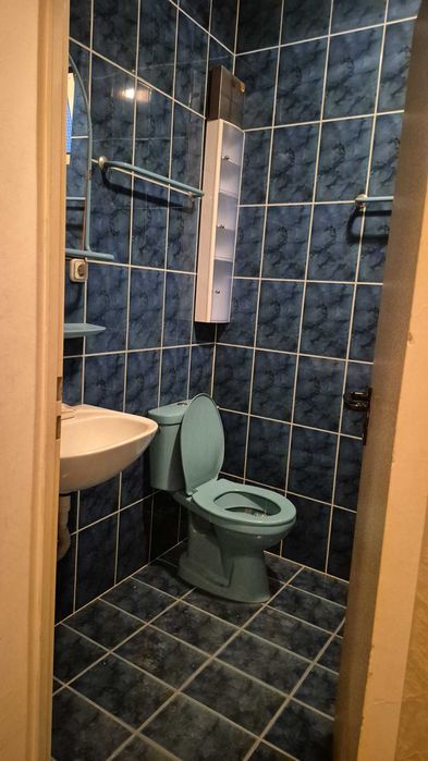 Închiriez parterul unei case cu etaj