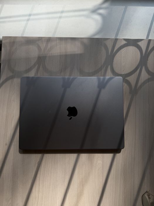 MacBook Pro 16” 2021, M1 Pro, 16 GB / 512 GB.