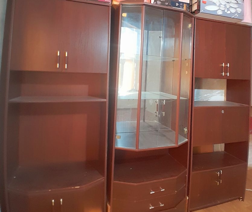 Сервант қасында тағы пеналы бар .