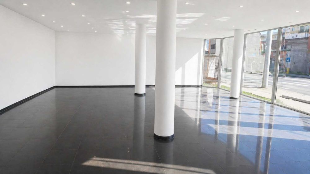 Clădire comercială de închiriat disponibilă și pentru vânzare