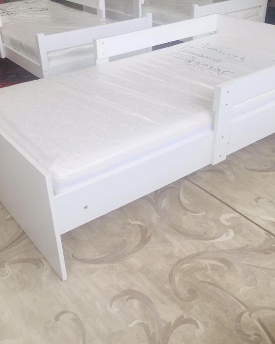 Продам детскую кровать в комплекте с матрасом