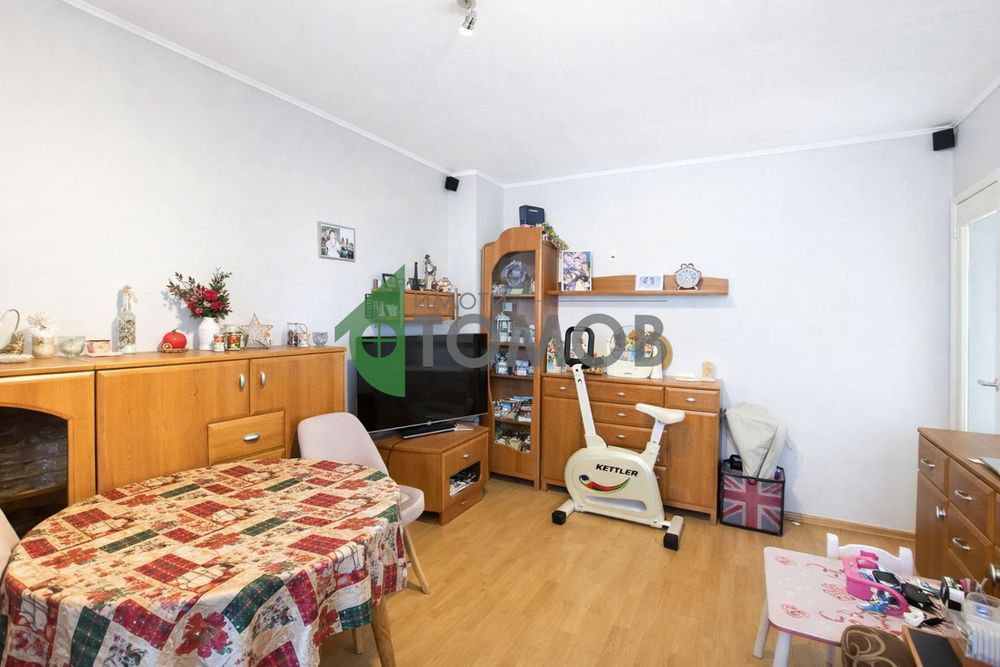 Просторен тристаен апартамент в района на Центъра