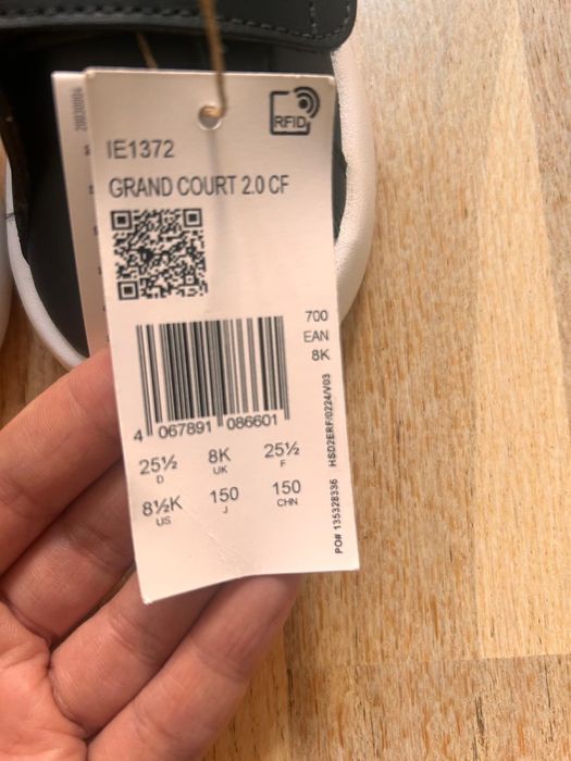 Vand Adidas unisex, potriviti pt 3-4 ani, noi, cu eticheta