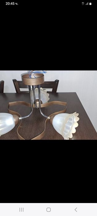 Много запазен абажур с три лампи