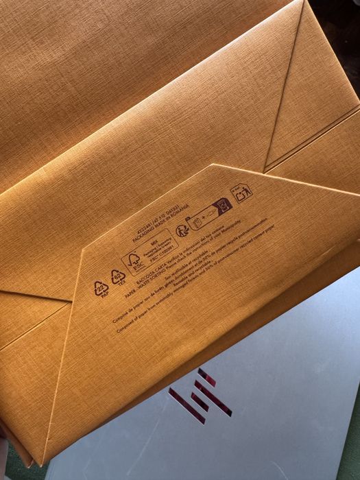 Луксозни торбички и кутии Louis Vuiton