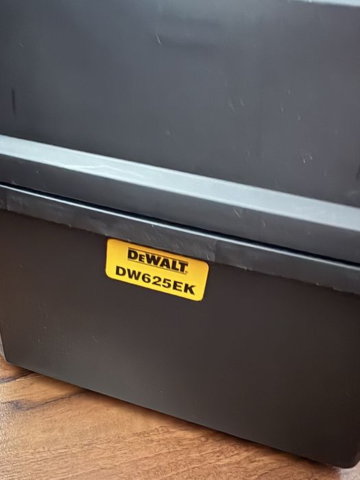 Masina de frezat lemne DeWalt