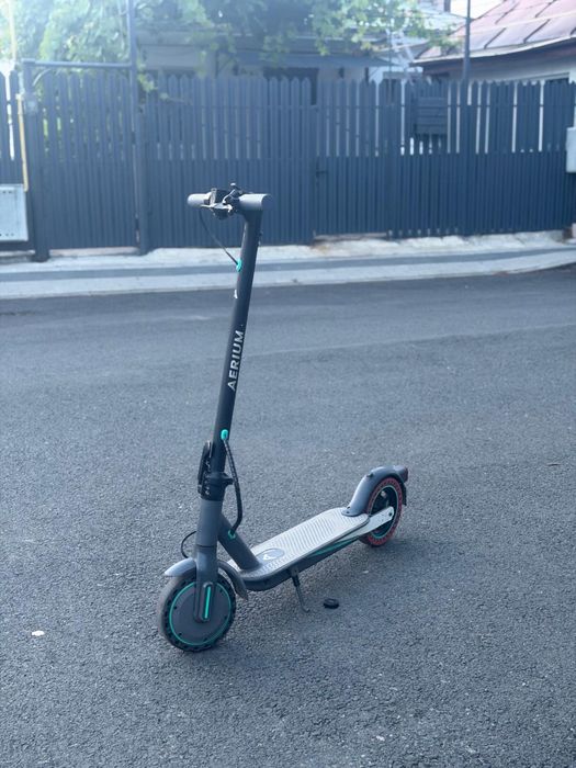 Trotinetă electrică cu ponire automată de pe loc