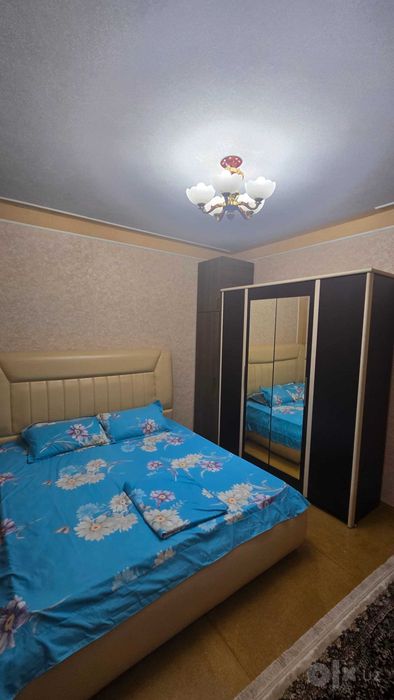 м.Ойбек. Сдаётся 3 (4)х комнатная квартира в центре. Собственник.