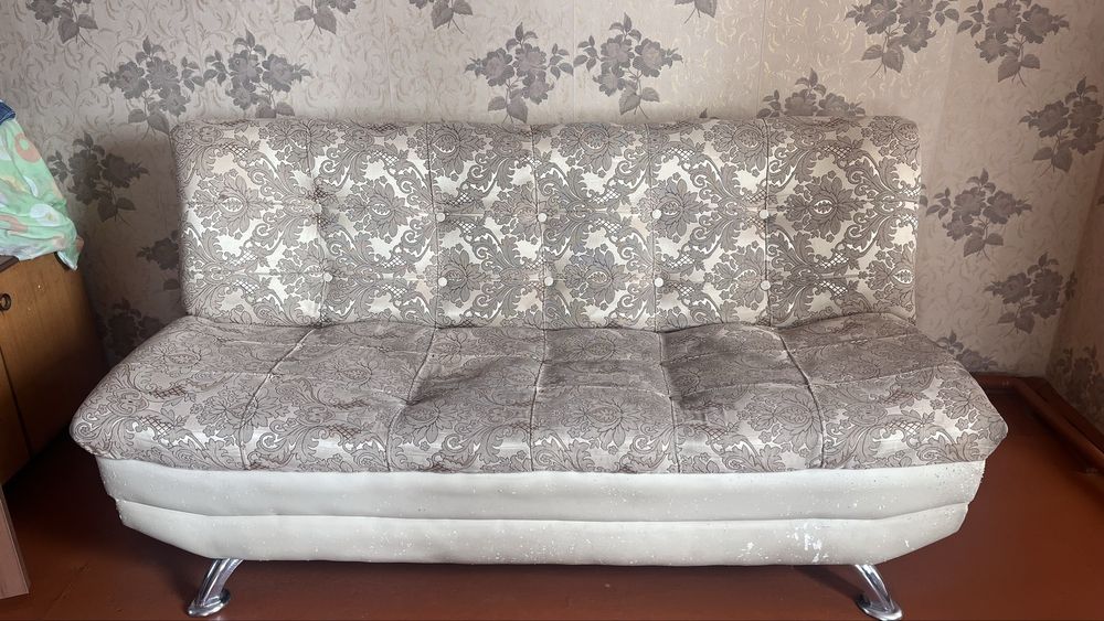 Продам 2 дивана и 2 кресла б/у.