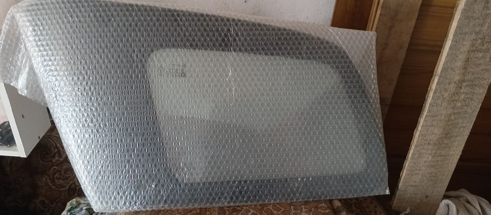 Продам боковое стекло