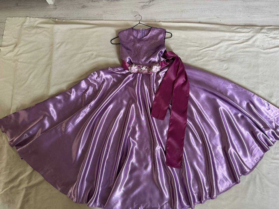 Много нарядных платьев  для девочки/ девушки  10-15 лет