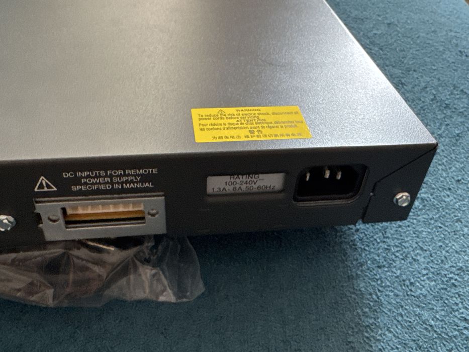 Switch Cisco Catalyst 2960 (cod model exact: WS-C2960-24TT-L).