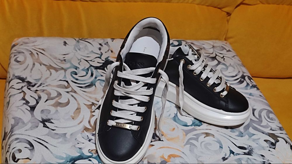 Маратонки GUESS номер 35