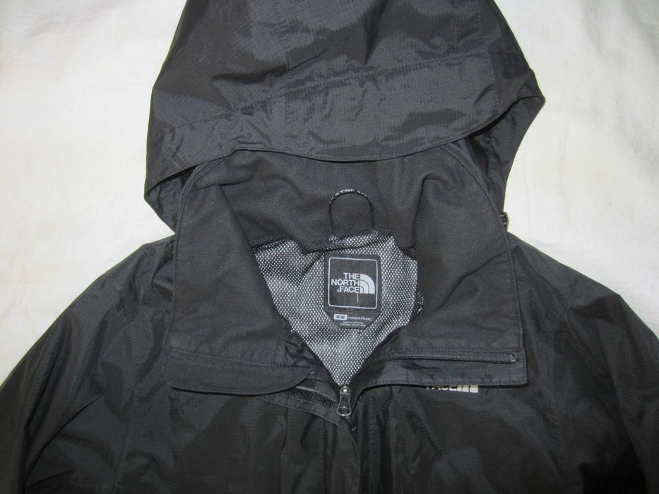 Geaca DAMA The North Face, model Hy Vent, masura M, protectie vant, ploaie, gluga nedetasabila material 100%Nylon, holograma,stare f.buna stare f.buna