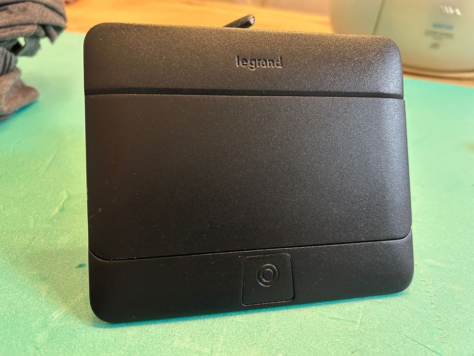 Legrand подова кутия, Контакт за бюро