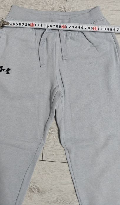 Pantaloni de trening  Underarmour, mărimea 10-11 ani