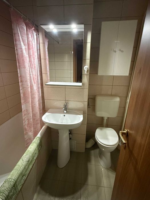 Proprietar închiriez apartament 4 camere decomandat, Prima închiriere