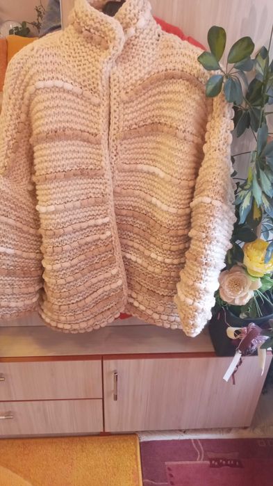 Ръчно плетена вълнена жилетка