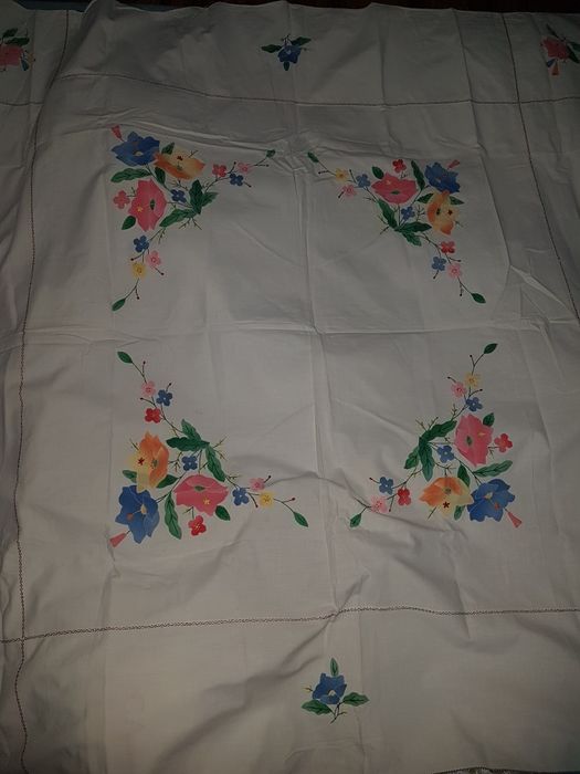 Продаю тюль,  скатерть на стол