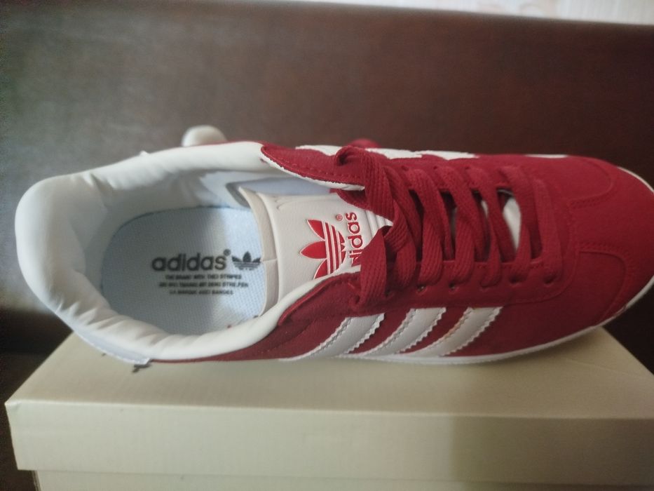 Женские кроссовки