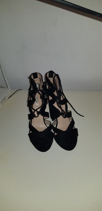 Sandale negre cu toc, de vanzare