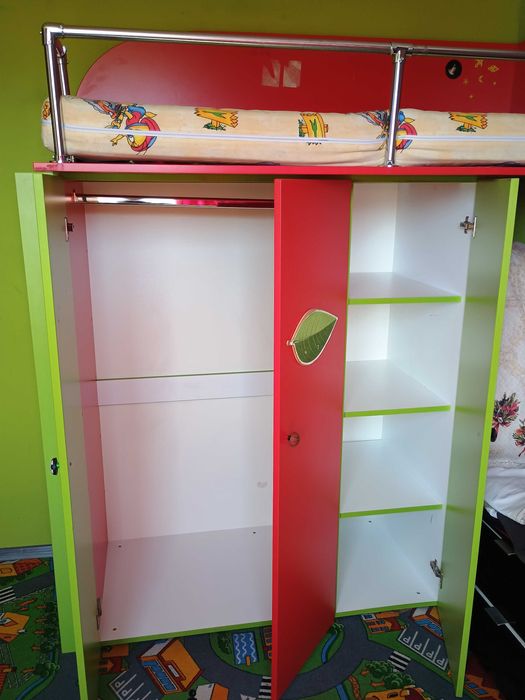 Pat copil etajat, cu dulap