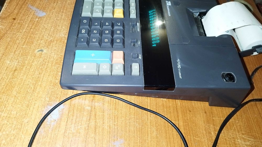 Triumph-Adler AG D -8600 Печатащ настолен калкулатор с лента