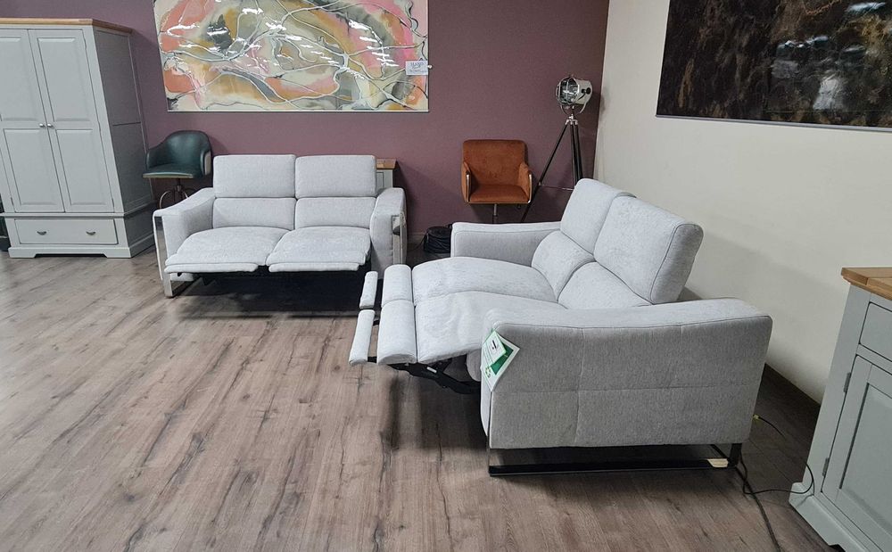 Сив комплект дивани две двойки от плат с електрически релакс механизъм