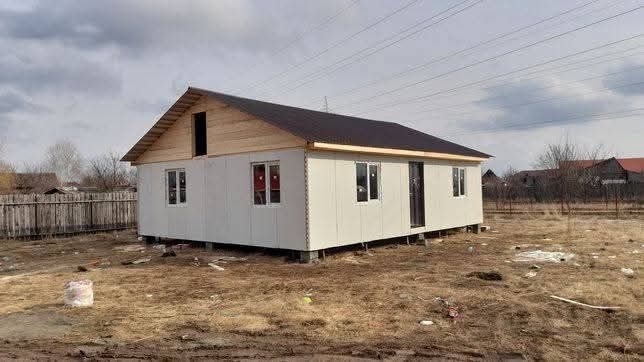 Vând case modulare pe structură metalică învelit cu panouri sandwich