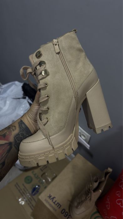 Ботинки бежевые на каблуке