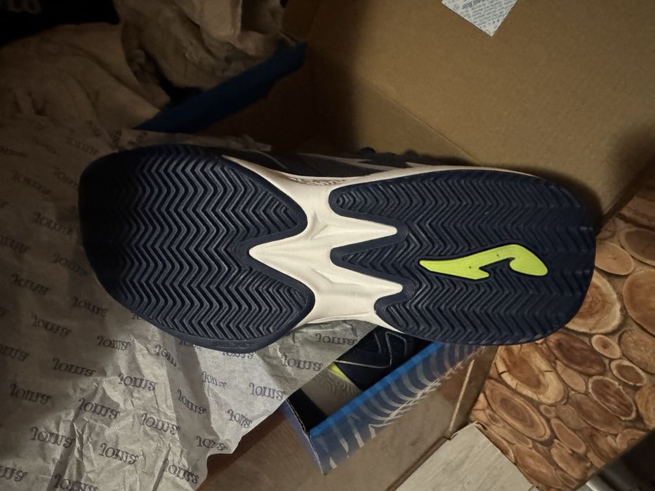 Продавам маратонки за тенис на корт Joma!