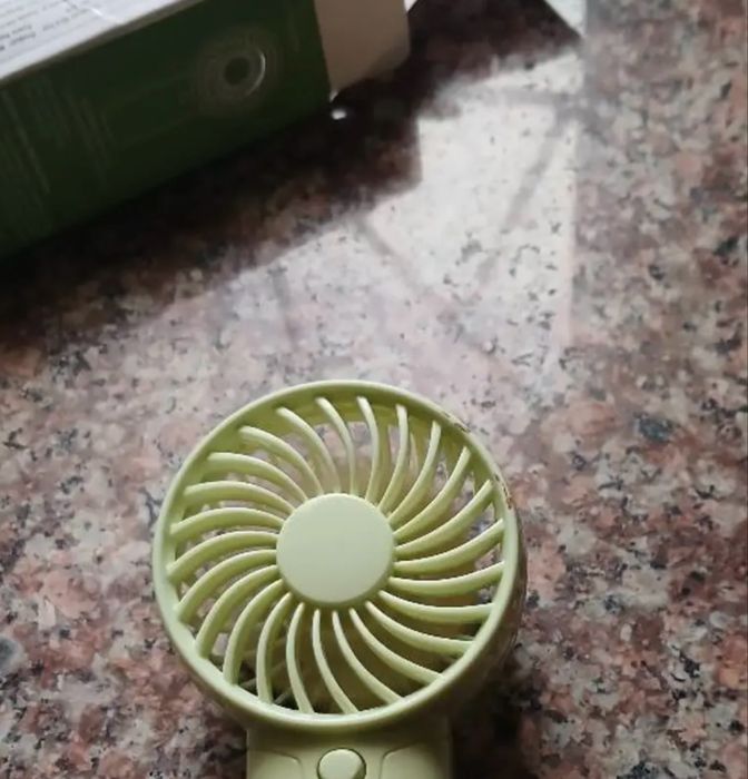 Мини преносим вентилатор на батерии