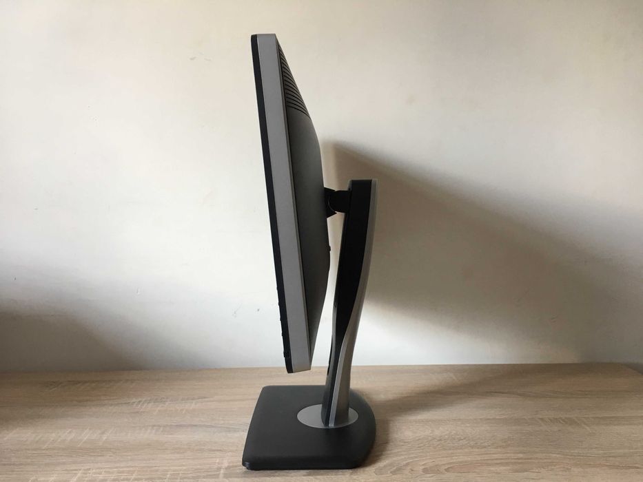 Монитор Dell UltraSharp U2312HM + Оригинален саундбар Dell AX510