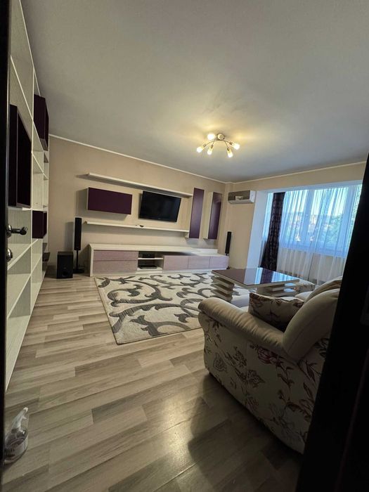 PERSOANĂ FIZICĂ  ---  Vând Apartament cu 3 camere, decomandat, etaj intermediar, 68 mp + acces privat la 100 mp spațiu depozitare