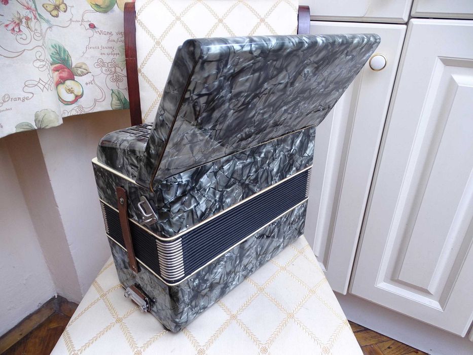 Много запазен стар акордеон Велтмайстер 40 баса