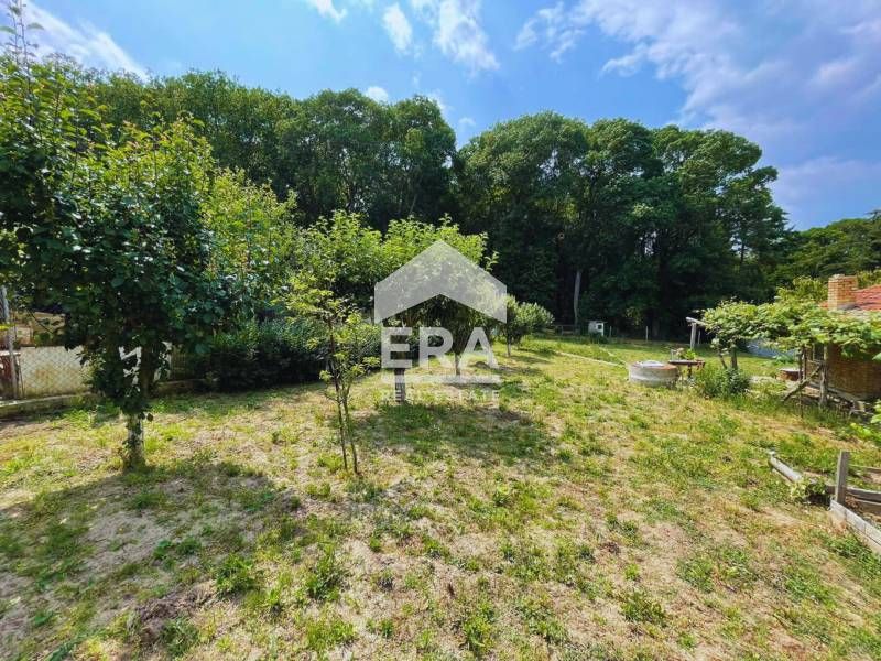 Урегулиран поземлен имот за продажба, със законна постройка, ток и два